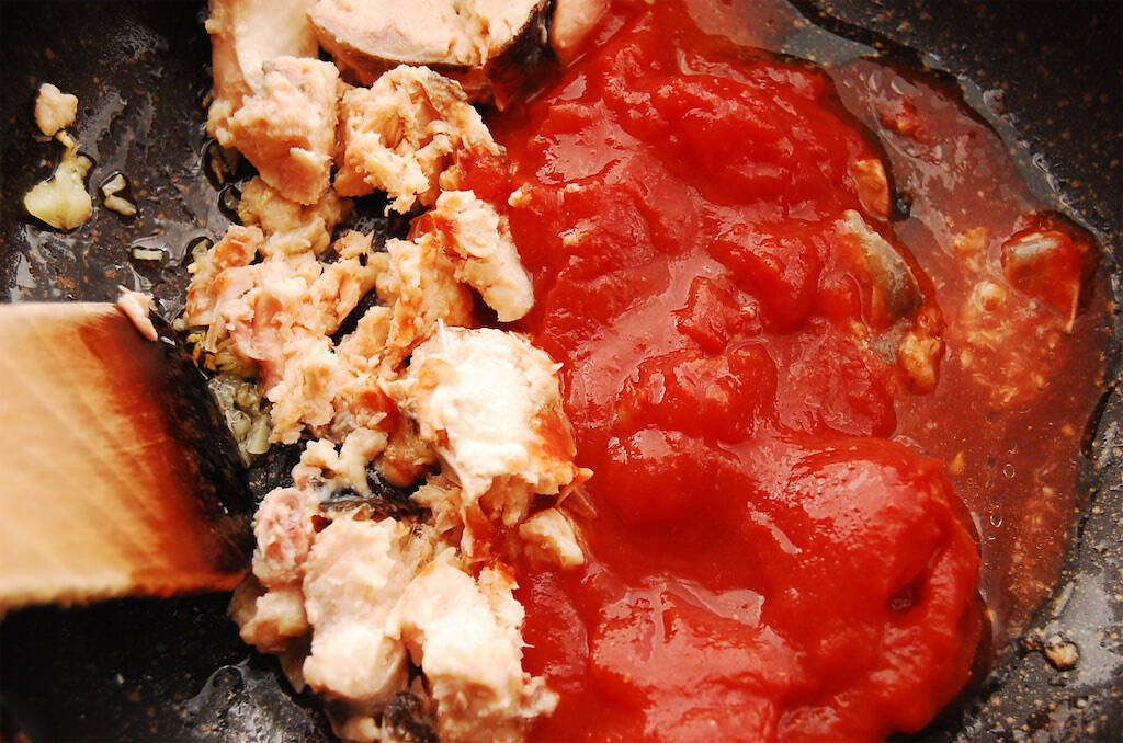 【3分でトマトソース完成】パックご飯と缶詰で「安らぎドリア」作ってみた！栄養素でストレス解消だって!?