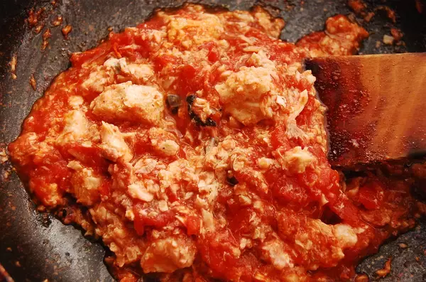 「【3分でトマトソース完成】パックご飯と缶詰で「安らぎドリア」作ってみた！栄養素でストレス解消だって!?」の画像