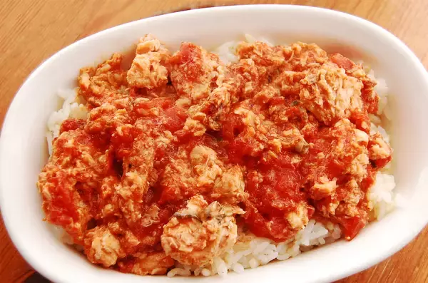 「【3分でトマトソース完成】パックご飯と缶詰で「安らぎドリア」作ってみた！栄養素でストレス解消だって!?」の画像