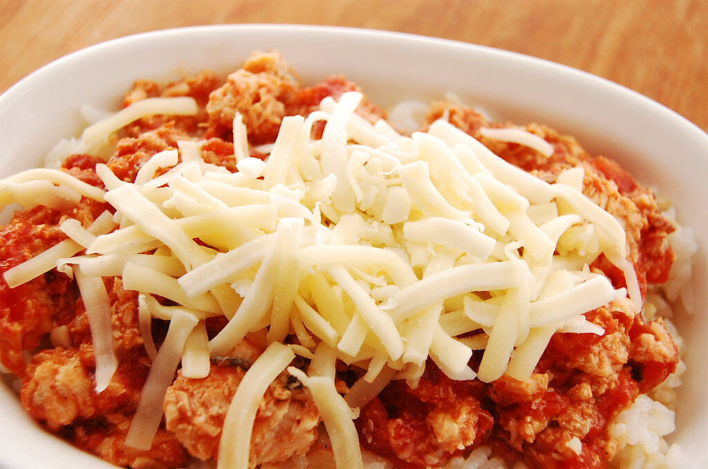 【3分でトマトソース完成】パックご飯と缶詰で「安らぎドリア」作ってみた！栄養素でストレス解消だって!?