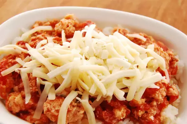 「【3分でトマトソース完成】パックご飯と缶詰で「安らぎドリア」作ってみた！栄養素でストレス解消だって!?」の画像