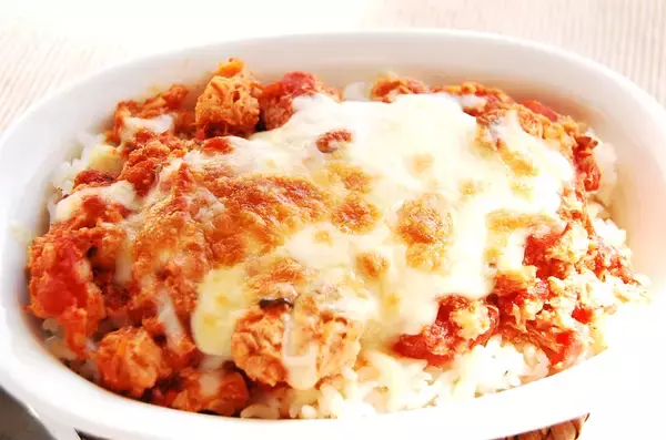 「【3分でトマトソース完成】パックご飯と缶詰で「安らぎドリア」作ってみた！栄養素でストレス解消だって!?」の画像