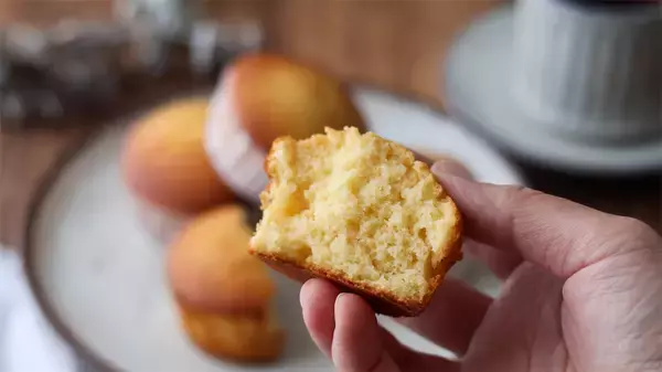 「驚くほどサクッとしっとり！「米粉のプレーンマフィン」はバター不使用でヘルシーなのが嬉しい！【元パティシエ直伝】」の画像