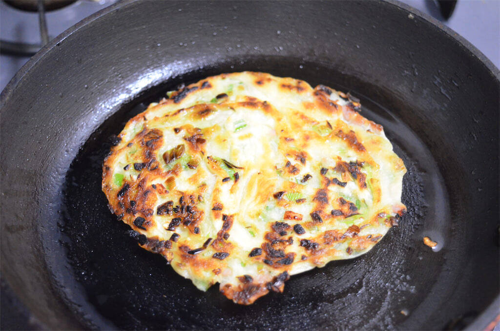 【おうちで台湾屋台気分♪】あの味を彷彿とさせる「ねぎ餅」作ってみた！ジャンクなようで奥深い♡【農家直伝】