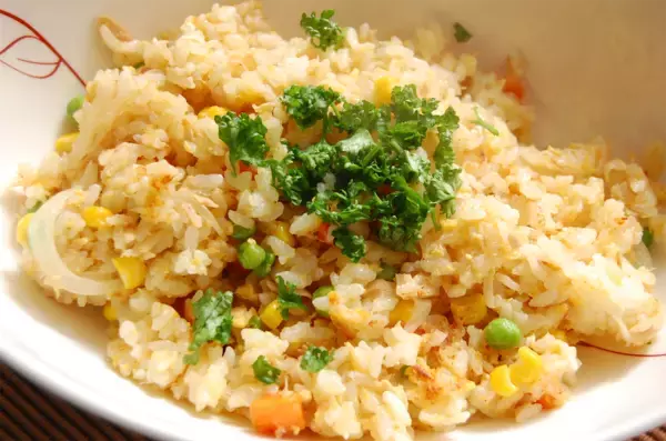 「【芸人の懐古メシ】宮川大輔さんが実家のお店で調理していた「昭和の喫茶店のツナピラフ」作ってみた！」の画像