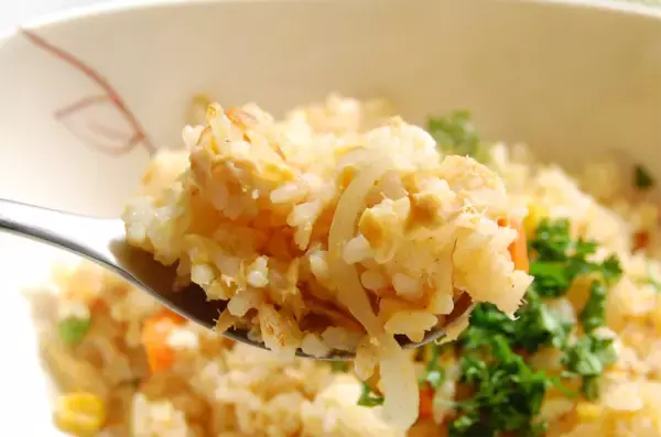 「【芸人の懐古メシ】宮川大輔さんが実家のお店で調理していた「昭和の喫茶店のツナピラフ」作ってみた！」の画像