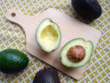 「【果物クイズ】アボカドのおいしい切り方は「さいの目」「くし形切り」「半月（横に）」のどれ？【農家が回答】」の画像1