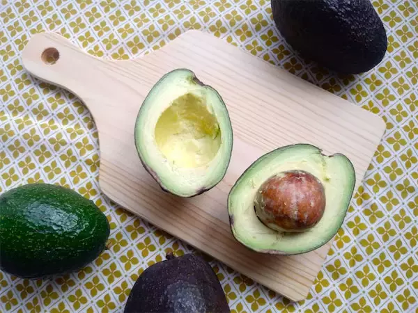 【果物クイズ】アボカドのおいしい切り方は「さいの目」「くし形切り」「半月（横に）」のどれ？【農家が回答】