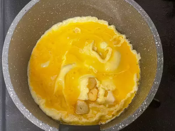 「【板前の推し丼】材料2つで「ペペロンチーノ卵丼」に挑戦♪バター！にんにく！チーズ！卵もとろっとろ♡」の画像