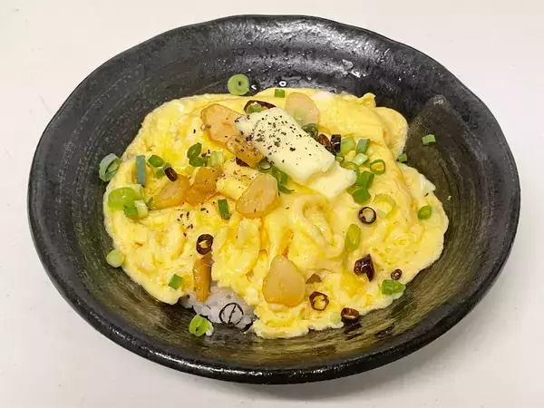 「【板前の推し丼】材料2つで「ペペロンチーノ卵丼」に挑戦♪バター！にんにく！チーズ！卵もとろっとろ♡」の画像