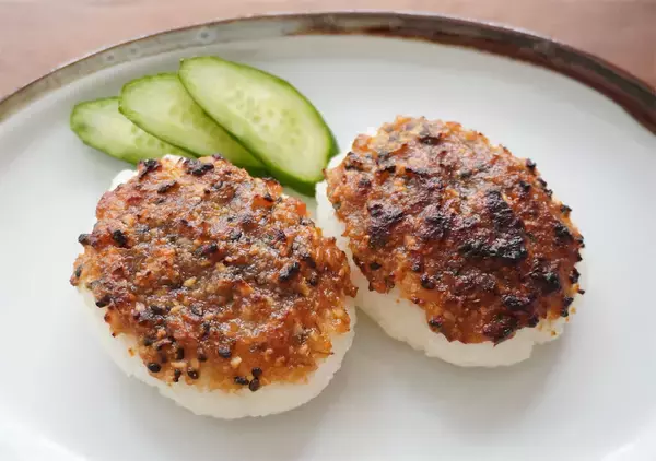 「余ったご飯で「五平餅」作ってみた！潰して焼くだけ簡単♪もちもち香ばしい秘密はミックスナッツ!?【農家直伝】」の画像