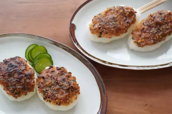 「余ったご飯で「五平餅」作ってみた！潰して焼くだけ簡単♪もちもち香ばしい秘密はミックスナッツ!?【農家直伝】」の画像