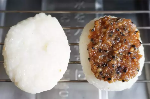 「余ったご飯で「五平餅」作ってみた！潰して焼くだけ簡単♪もちもち香ばしい秘密はミックスナッツ!?【農家直伝】」の画像