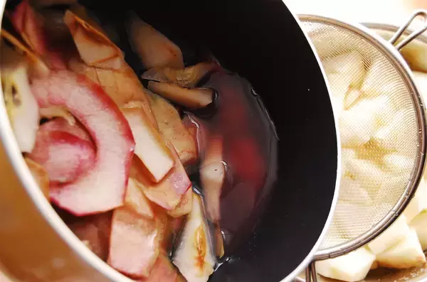 「【ジャムよりフレッシュ】煮込んで10分！果肉ゴロゴロ「りんごのさっと煮」作ってみた♪皮と種も使うって!?」の画像