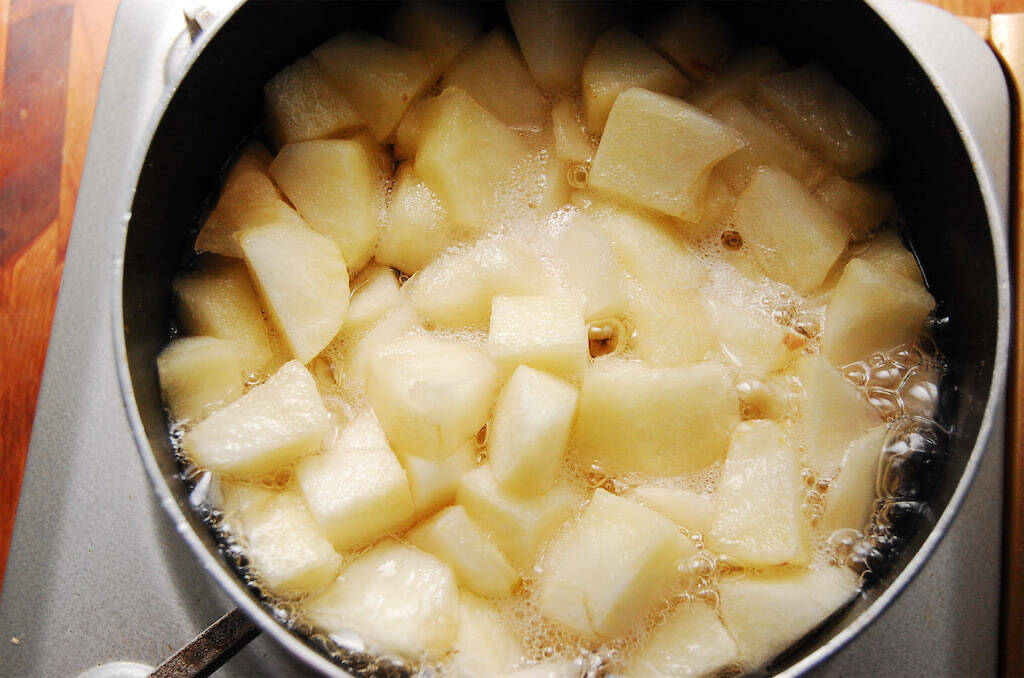 【ジャムよりフレッシュ】煮込んで10分！果肉ゴロゴロ「りんごのさっと煮」作ってみた♪皮と種も使うって!?