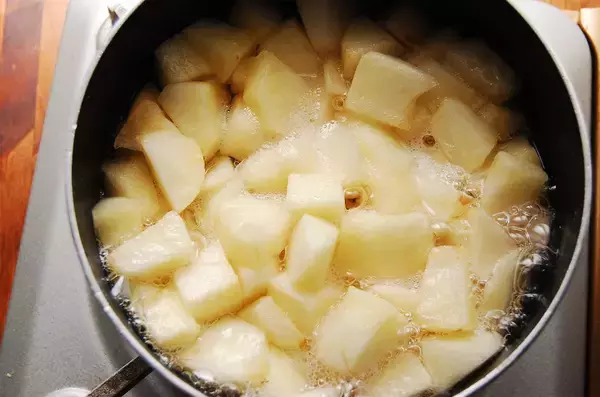 「【ジャムよりフレッシュ】煮込んで10分！果肉ゴロゴロ「りんごのさっと煮」作ってみた♪皮と種も使うって!?」の画像