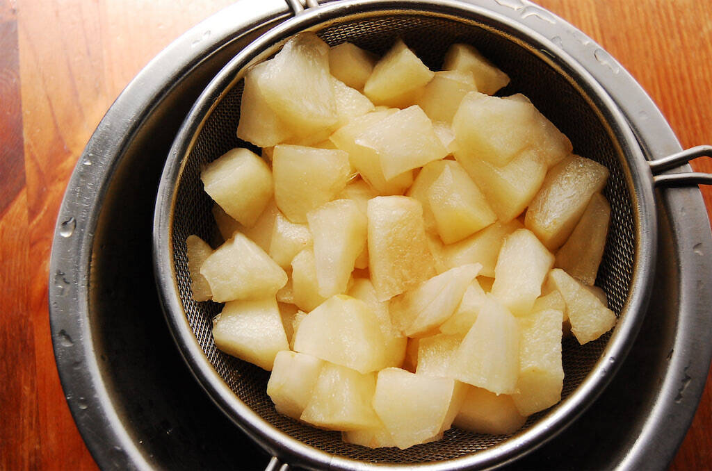 【ジャムよりフレッシュ】煮込んで10分！果肉ゴロゴロ「りんごのさっと煮」作ってみた♪皮と種も使うって!?