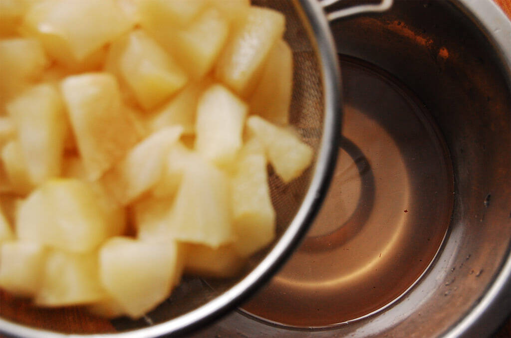 【ジャムよりフレッシュ】煮込んで10分！果肉ゴロゴロ「りんごのさっと煮」作ってみた♪皮と種も使うって!?