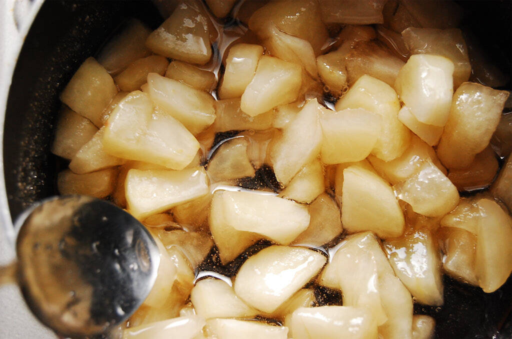 【ジャムよりフレッシュ】煮込んで10分！果肉ゴロゴロ「りんごのさっと煮」作ってみた♪皮と種も使うって!?