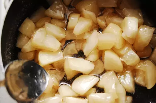 「【ジャムよりフレッシュ】煮込んで10分！果肉ゴロゴロ「りんごのさっと煮」作ってみた♪皮と種も使うって!?」の画像