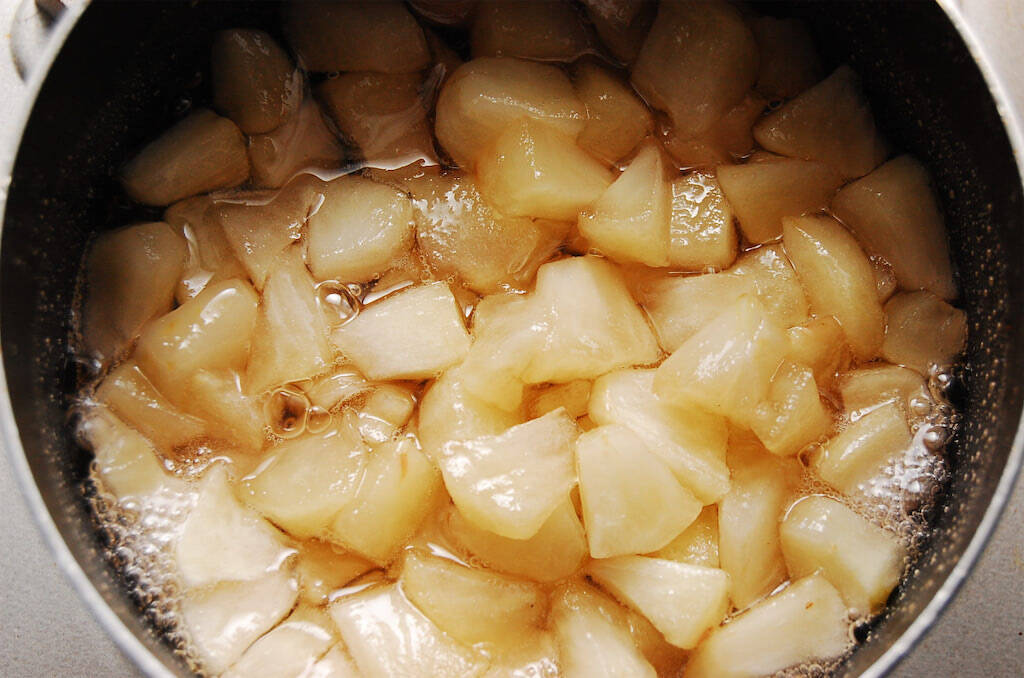 【ジャムよりフレッシュ】煮込んで10分！果肉ゴロゴロ「りんごのさっと煮」作ってみた♪皮と種も使うって!?