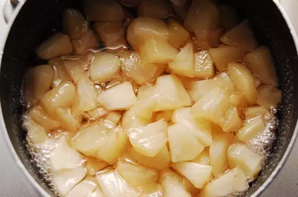 「【ジャムよりフレッシュ】煮込んで10分！果肉ゴロゴロ「りんごのさっと煮」作ってみた♪皮と種も使うって!?」の画像