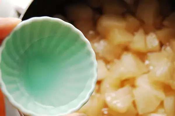 「【ジャムよりフレッシュ】煮込んで10分！果肉ゴロゴロ「りんごのさっと煮」作ってみた♪皮と種も使うって!?」の画像