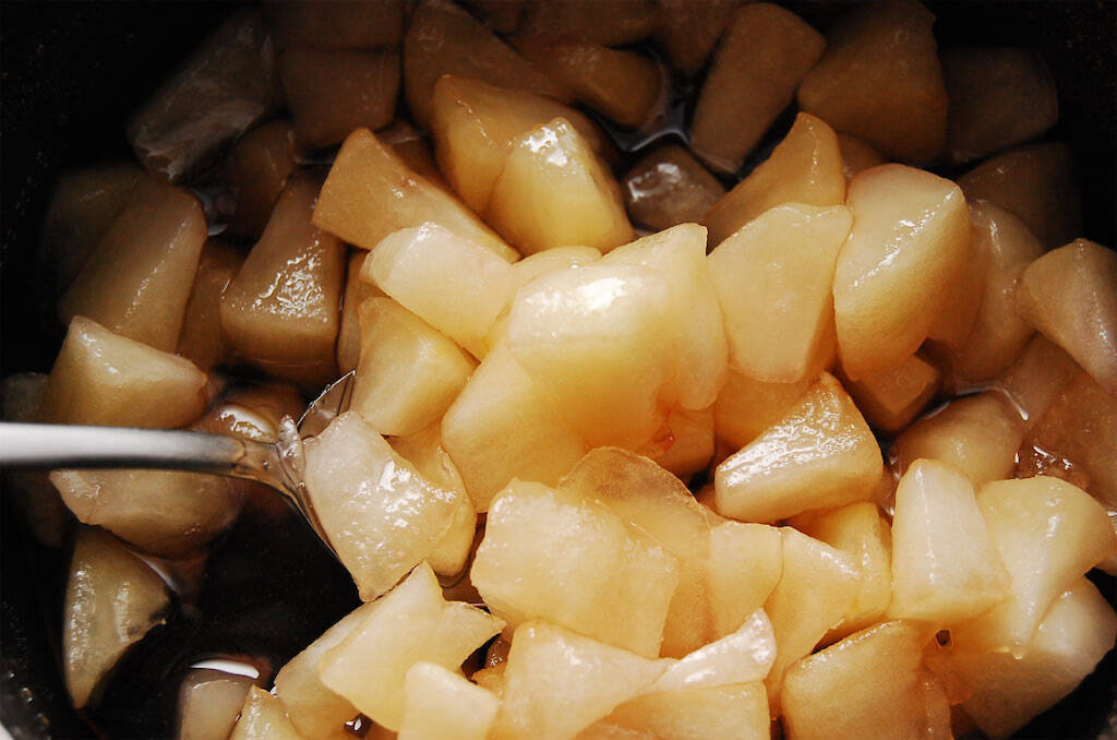 【ジャムよりフレッシュ】煮込んで10分！果肉ゴロゴロ「りんごのさっと煮」作ってみた♪皮と種も使うって!?