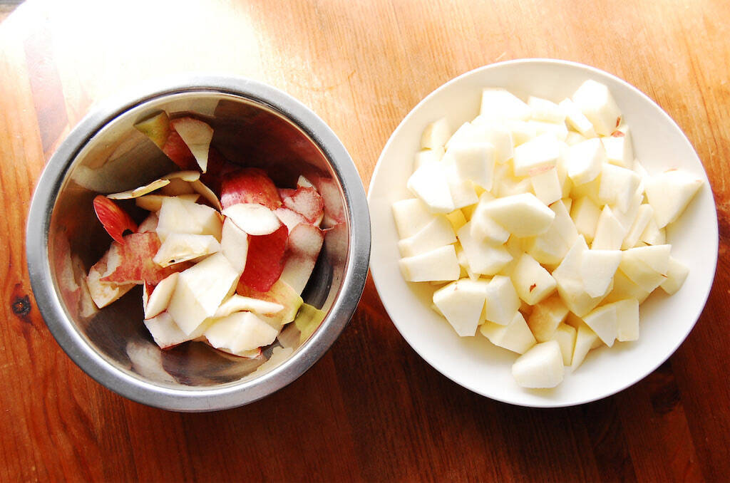 【ジャムよりフレッシュ】煮込んで10分！果肉ゴロゴロ「りんごのさっと煮」作ってみた♪皮と種も使うって!?