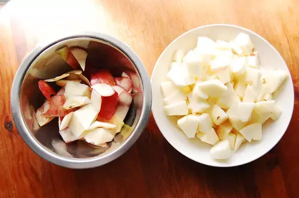 「【ジャムよりフレッシュ】煮込んで10分！果肉ゴロゴロ「りんごのさっと煮」作ってみた♪皮と種も使うって!?」の画像