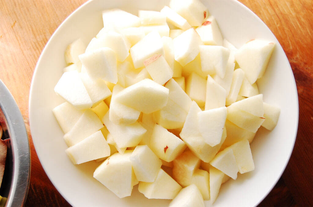 【ジャムよりフレッシュ】煮込んで10分！果肉ゴロゴロ「りんごのさっと煮」作ってみた♪皮と種も使うって!?