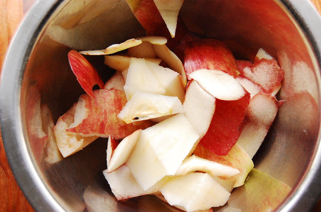 【ジャムよりフレッシュ】煮込んで10分！果肉ゴロゴロ「りんごのさっと煮」作ってみた♪皮と種も使うって!?