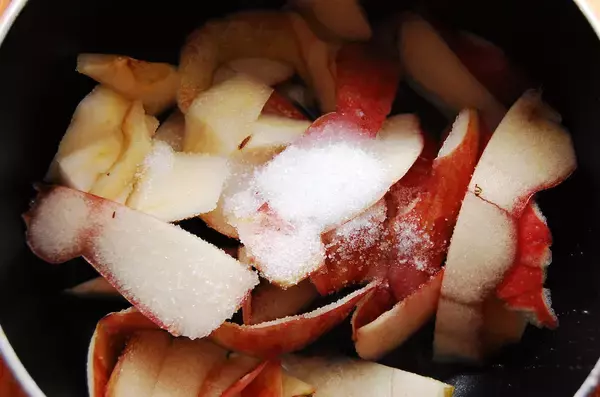 「【ジャムよりフレッシュ】煮込んで10分！果肉ゴロゴロ「りんごのさっと煮」作ってみた♪皮と種も使うって!?」の画像