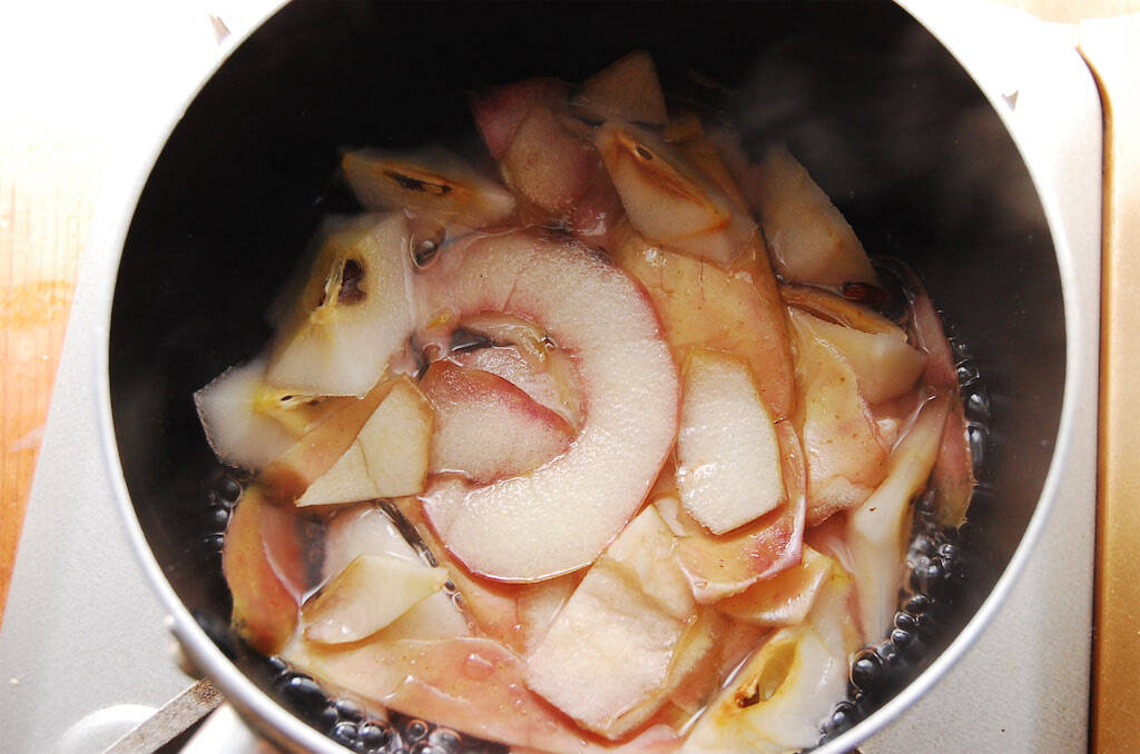 【ジャムよりフレッシュ】煮込んで10分！果肉ゴロゴロ「りんごのさっと煮」作ってみた♪皮と種も使うって!?