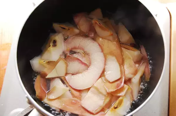 「【ジャムよりフレッシュ】煮込んで10分！果肉ゴロゴロ「りんごのさっと煮」作ってみた♪皮と種も使うって!?」の画像
