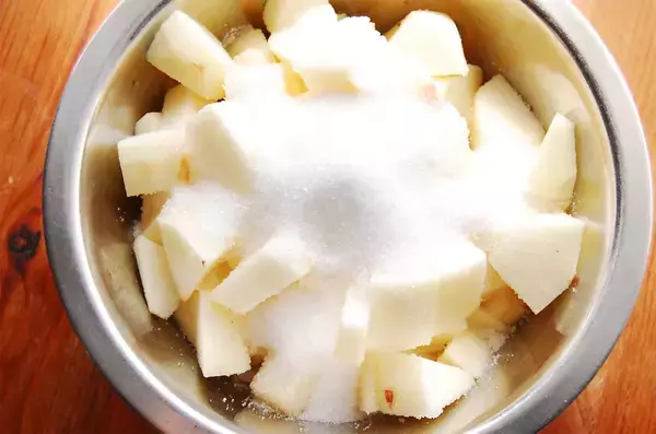 「【ジャムよりフレッシュ】煮込んで10分！果肉ゴロゴロ「りんごのさっと煮」作ってみた♪皮と種も使うって!?」の画像