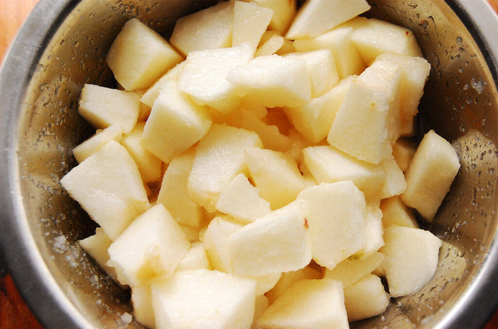 【ジャムよりフレッシュ】煮込んで10分！果肉ゴロゴロ「りんごのさっと煮」作ってみた♪皮と種も使うって!?