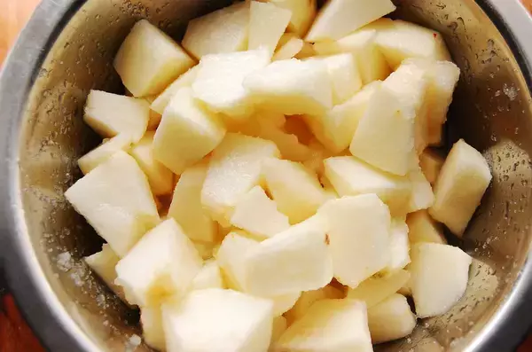 「【ジャムよりフレッシュ】煮込んで10分！果肉ゴロゴロ「りんごのさっと煮」作ってみた♪皮と種も使うって!?」の画像