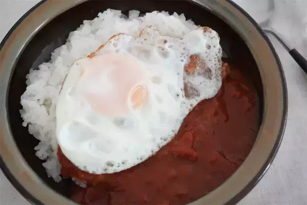 「【レンチン3分で本格カレー】飴色玉ねぎ1/2個凝縮！即席オニオンスープで「おひとりさま感激カレー」作ってみた！」の画像