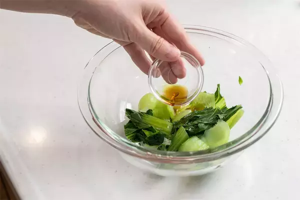 「【青髪のテツ】「チンゲン菜、みんなどうして食べないの？」レンチン＆ゴマ油の「ナムル」がシャキ旨なのに♡」の画像