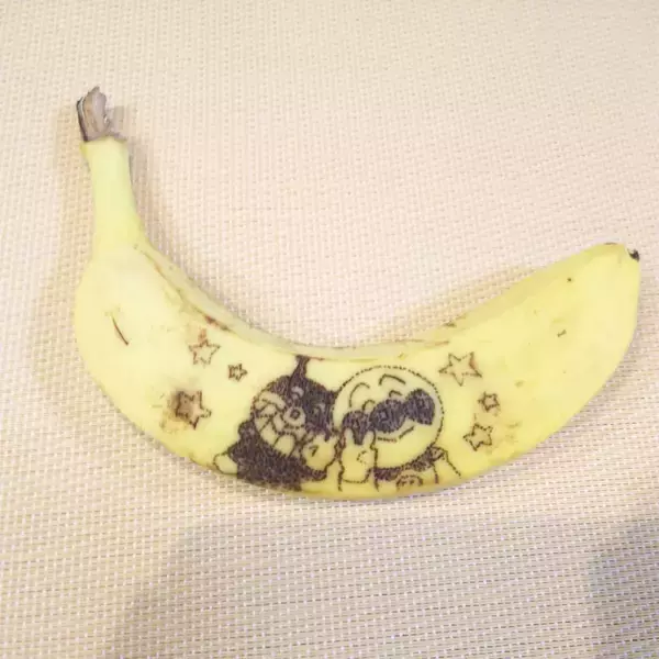 「【おうち時間にアート】バナナの皮に可愛いイラスト♡子どもでもできる簡単お絵描きで秋を楽しもう！」の画像