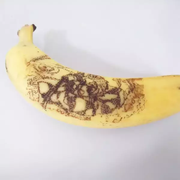 「【おうち時間にアート】バナナの皮に可愛いイラスト♡子どもでもできる簡単お絵描きで秋を楽しもう！」の画像