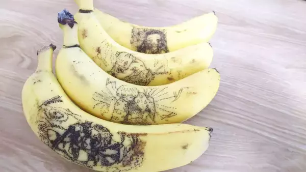 「【おうち時間にアート】バナナの皮に可愛いイラスト♡子どもでもできる簡単お絵描きで秋を楽しもう！」の画像