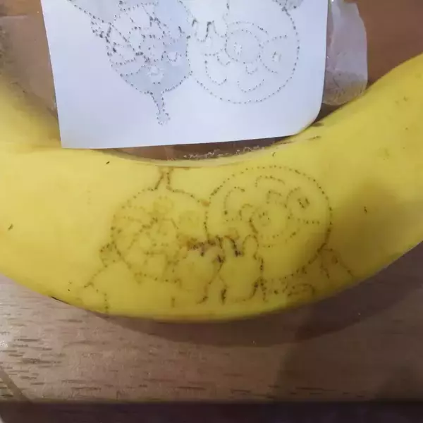 「【おうち時間にアート】バナナの皮に可愛いイラスト♡子どもでもできる簡単お絵描きで秋を楽しもう！」の画像