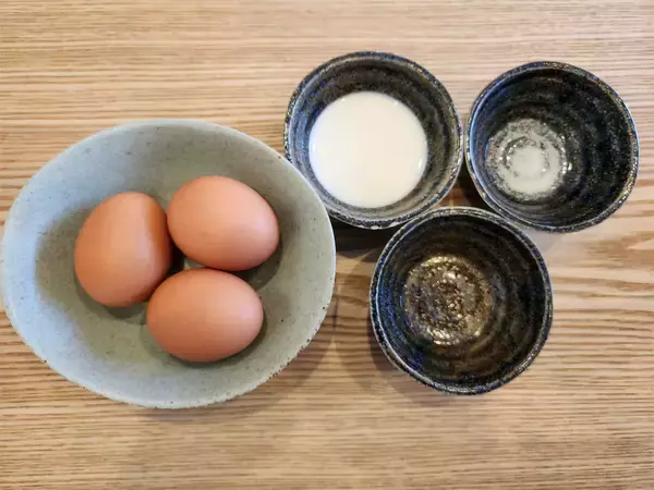 「【シェフの超技術】「オムレツの表面をツヤツヤにする方法」に挑戦！ホテル級のオムレツを作るワザ」の画像