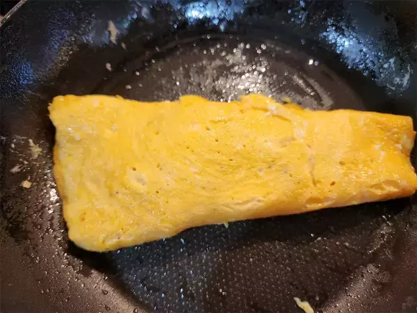 「【シェフの超技術】「オムレツの表面をツヤツヤにする方法」に挑戦！ホテル級のオムレツを作るワザ」の画像