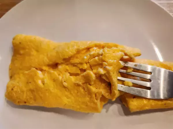 「【シェフの超技術】「オムレツの表面をツヤツヤにする方法」に挑戦！ホテル級のオムレツを作るワザ」の画像