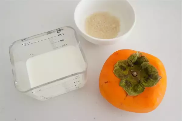 「【柿をパカっと開けると】超なめらか「とろ～り柿プリン」が現れた！卵もゼラチンも不要だと!?【農家直伝】」の画像