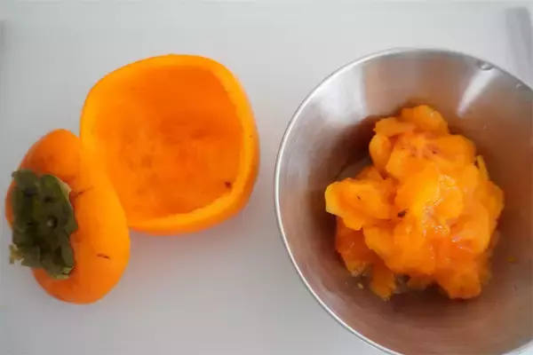 「【柿をパカっと開けると】超なめらか「とろ～り柿プリン」が現れた！卵もゼラチンも不要だと!?【農家直伝】」の画像