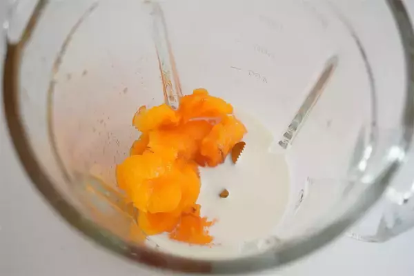 「【柿をパカっと開けると】超なめらか「とろ～り柿プリン」が現れた！卵もゼラチンも不要だと!?【農家直伝】」の画像